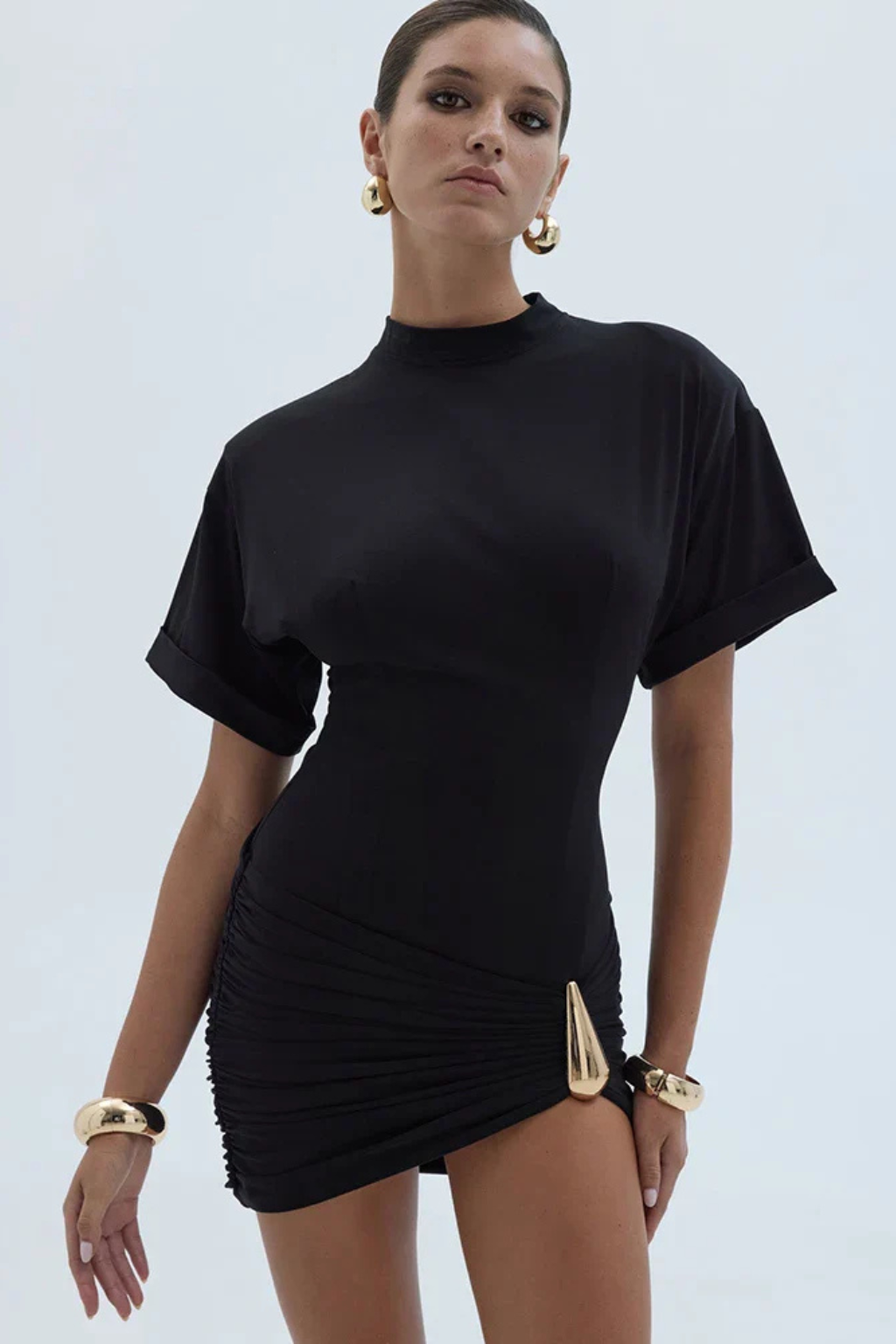 Tenue élégante courte fronces côté col montant noire – Image 3