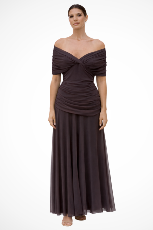 Robe fluide plissée décolleté épaules nu look chic