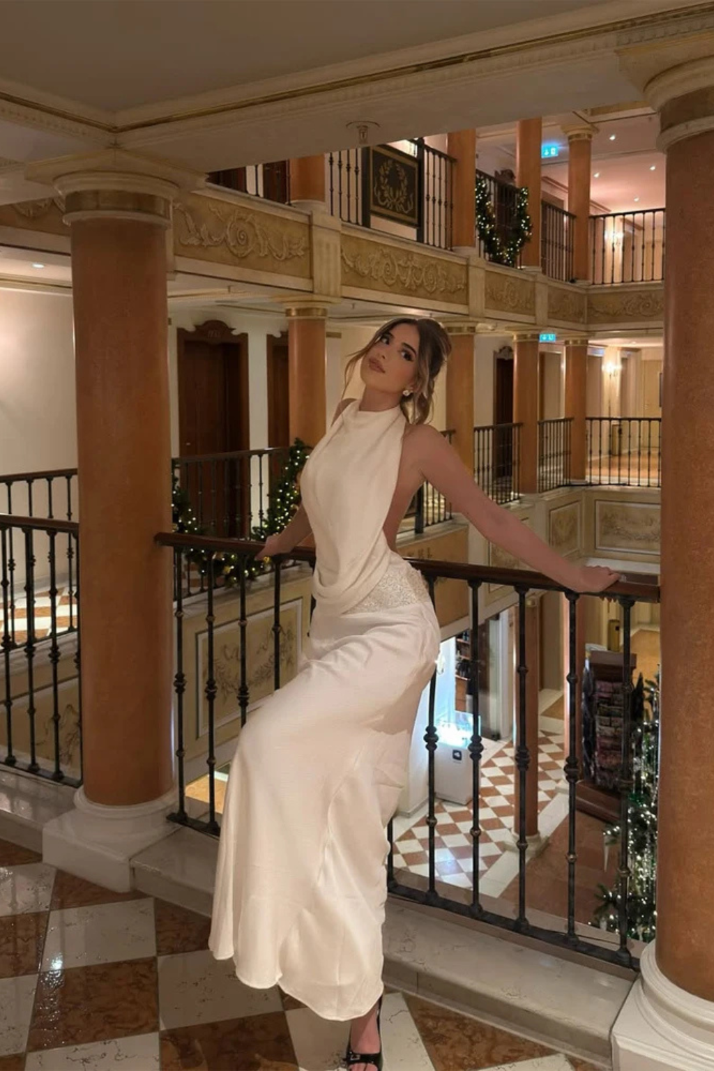 Robe de soirée drapée dos nu pour invitée mariage – Image 7