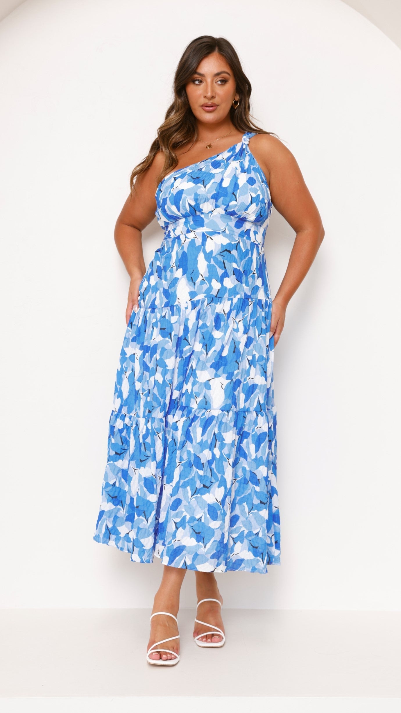 Robe femme décolleté asymétrique jupe à volants – Image 2