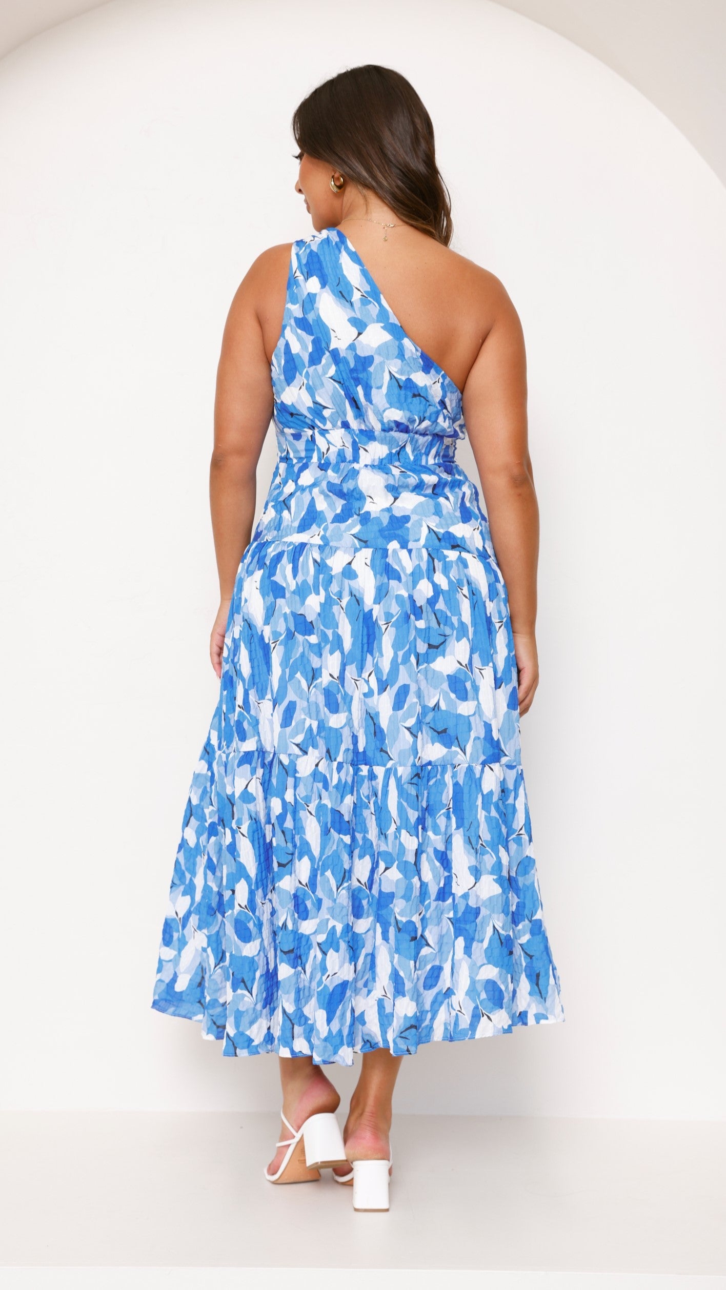 Robe femme décolleté asymétrique jupe à volants – Image 4