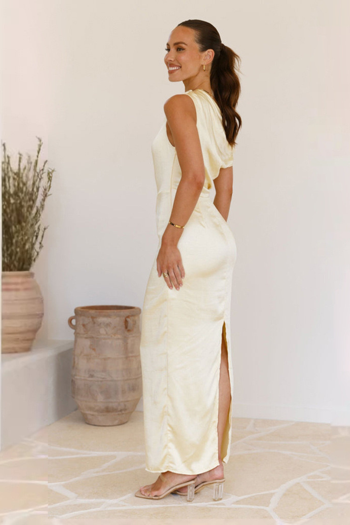 Robe femme satin épaule asymétrique soirée chic – Image 16
