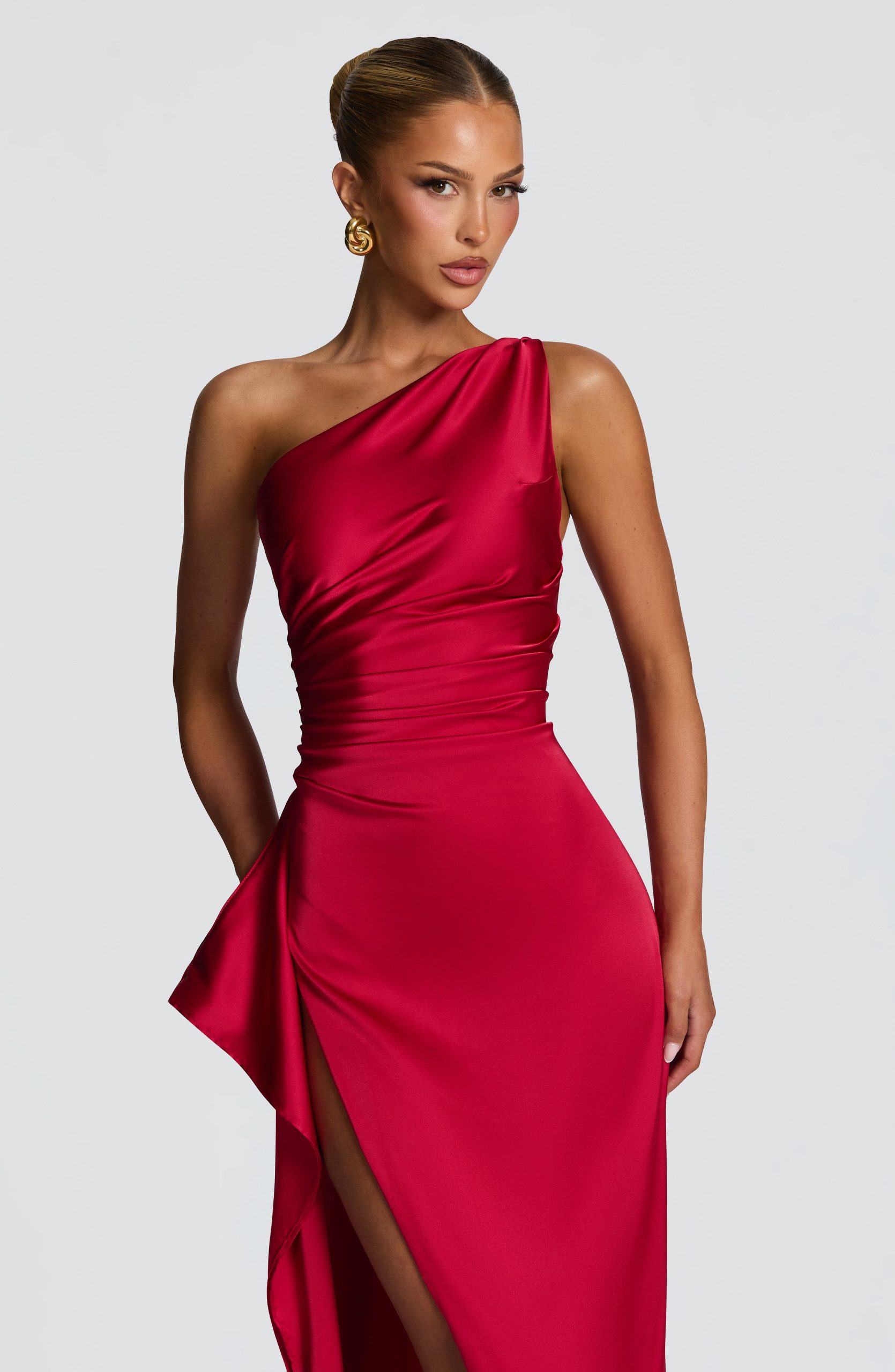 Robe longue en satin rouge fendue pour soirée – Image 4