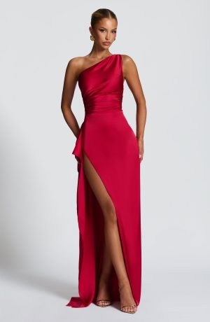 Robe longue en satin rouge fendue pour soirée