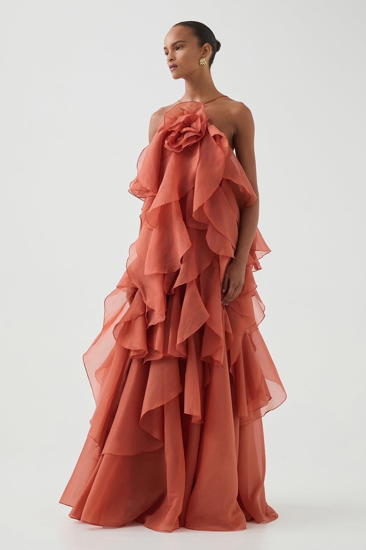 Robe longue femme soirées cérémonie détails sculpturaux